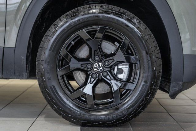 Used 2025 Volkswagen Atlas Peak Edition SE image 18