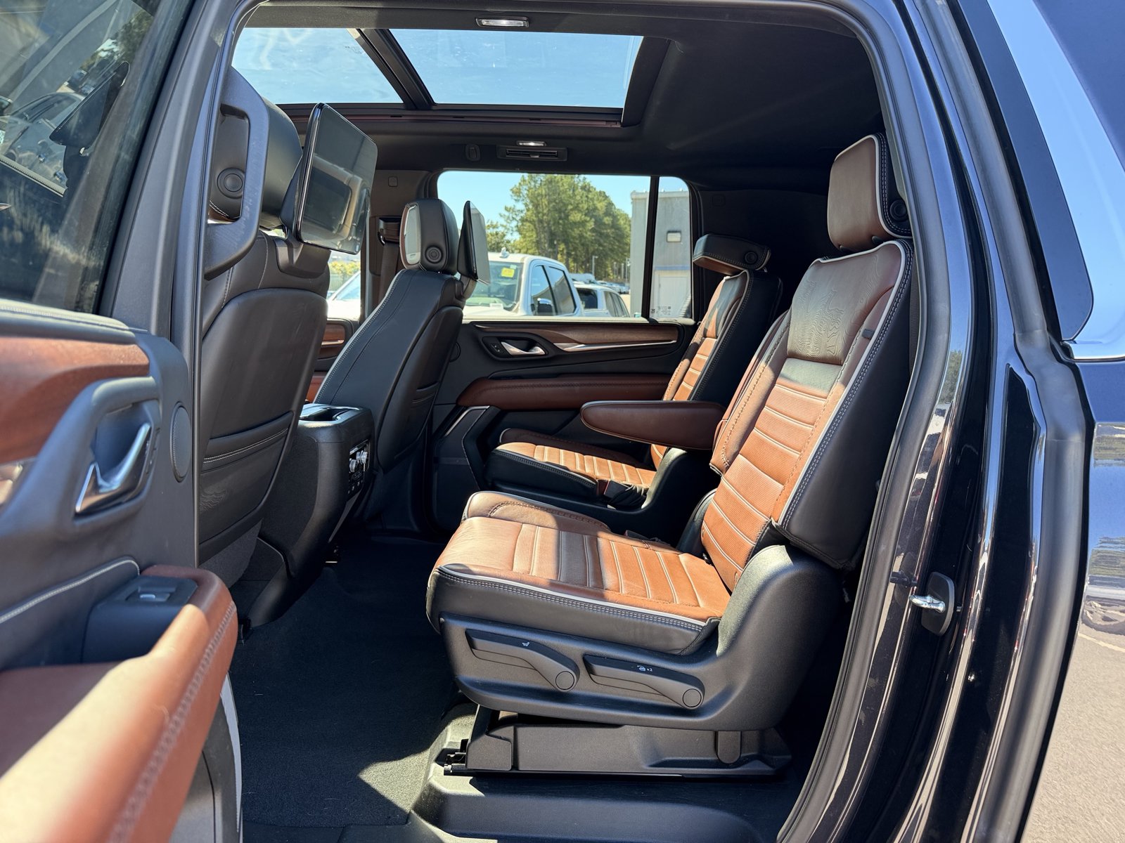 Used 2023 GMC Yukon XL Denali Ultimate AWD/4WD image 29