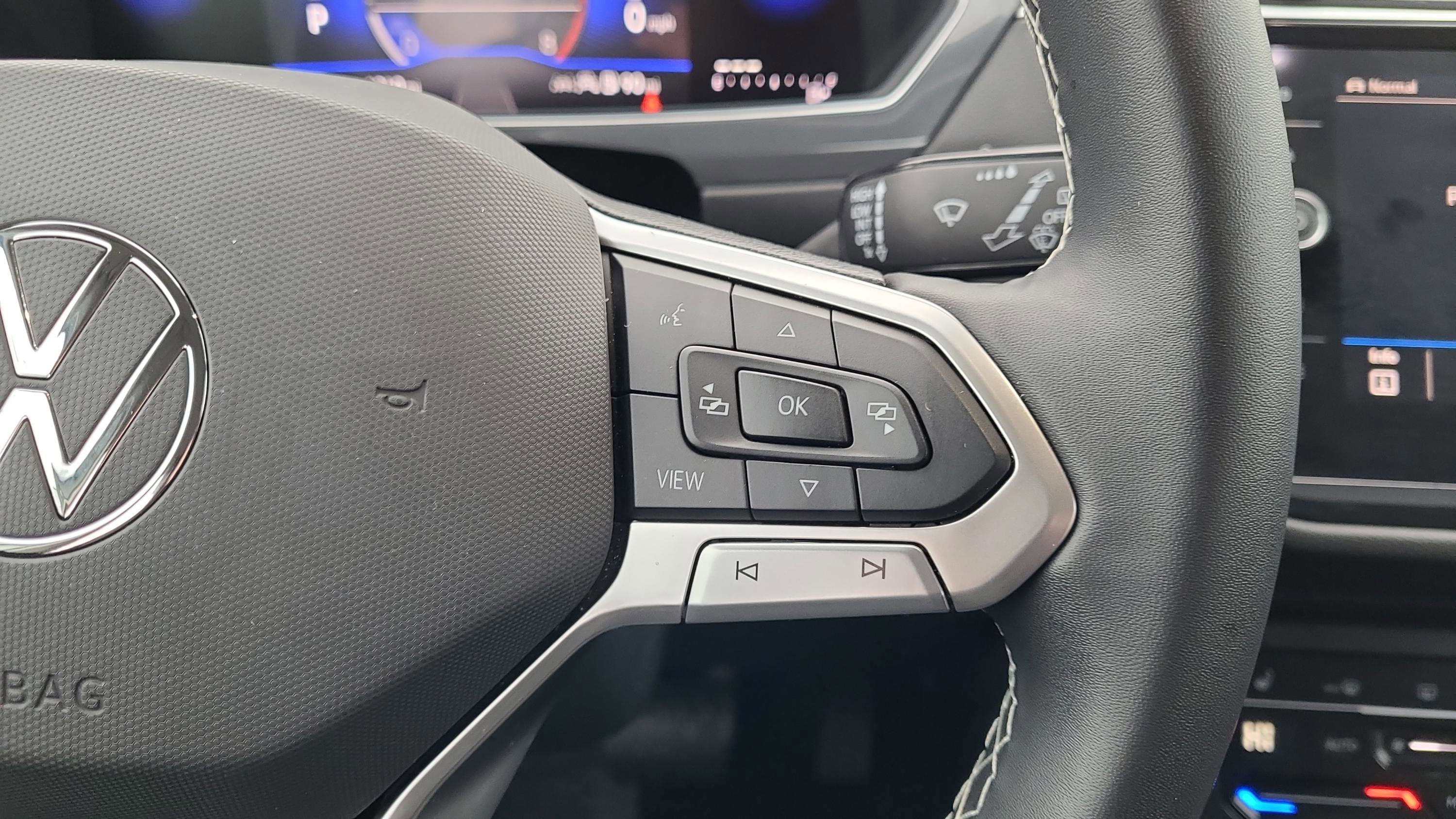 Used 2024 Volkswagen Tiguan SE image 11