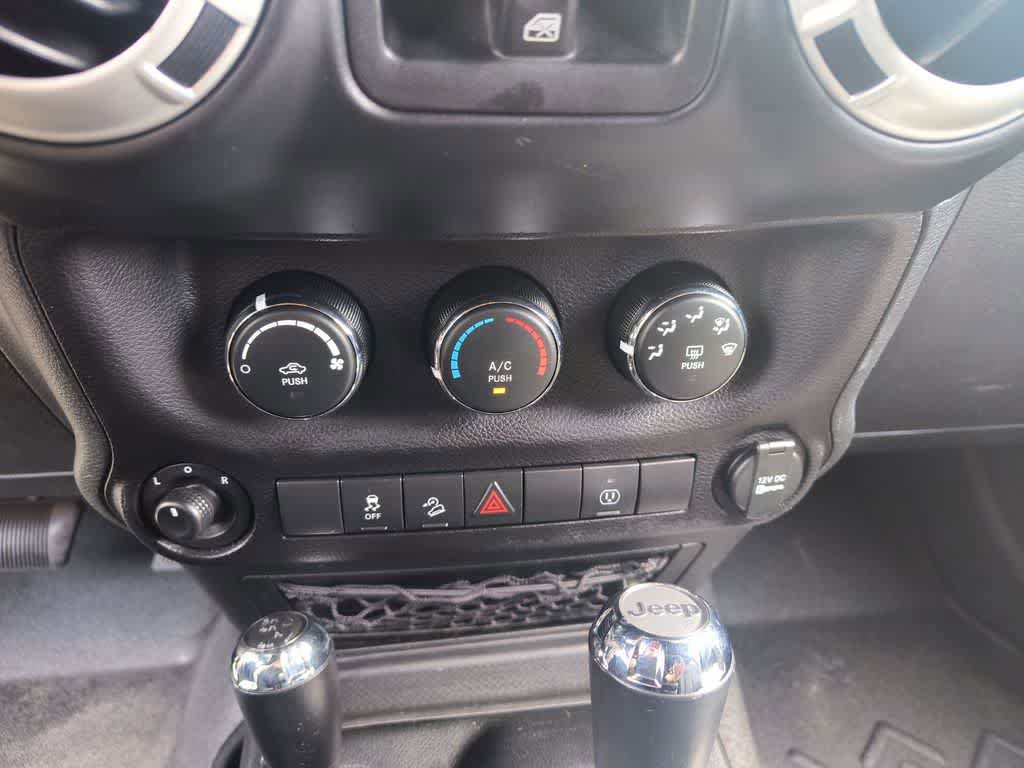 Used 2017 Jeep Wrangler Unlimited Rubicon w/ Connectivity Group AWD/4WD image 17