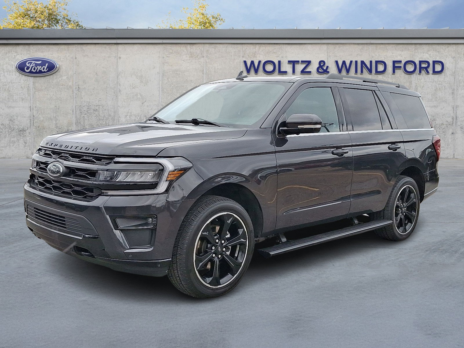 Used 2022 Ford Expedition Limited image 3
