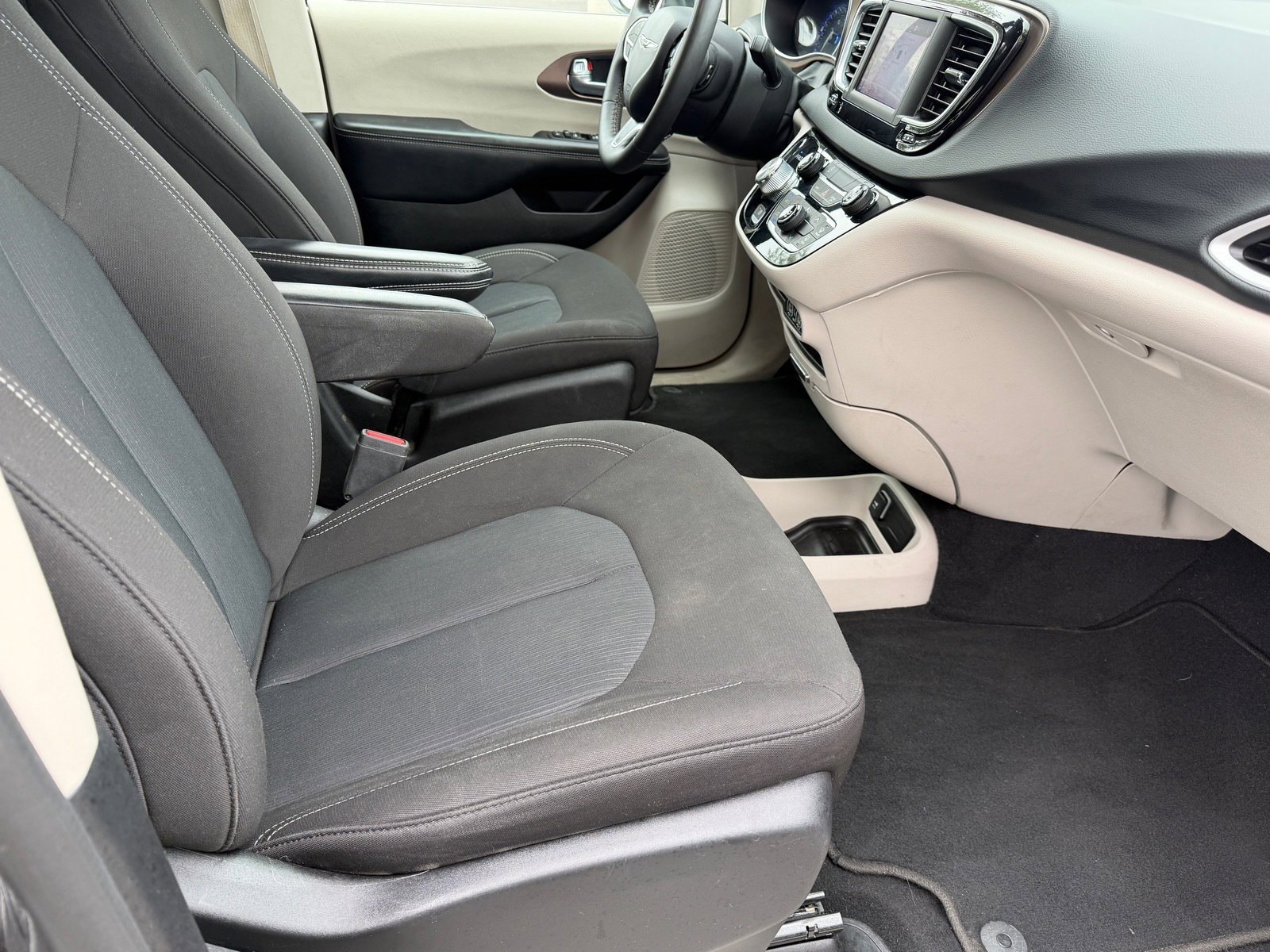 Used 2023 Chrysler Voyager LX FWD image 12