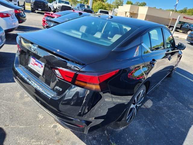 Used 2021 Nissan Altima 2.5 SR w/ SR Premium Package image 3