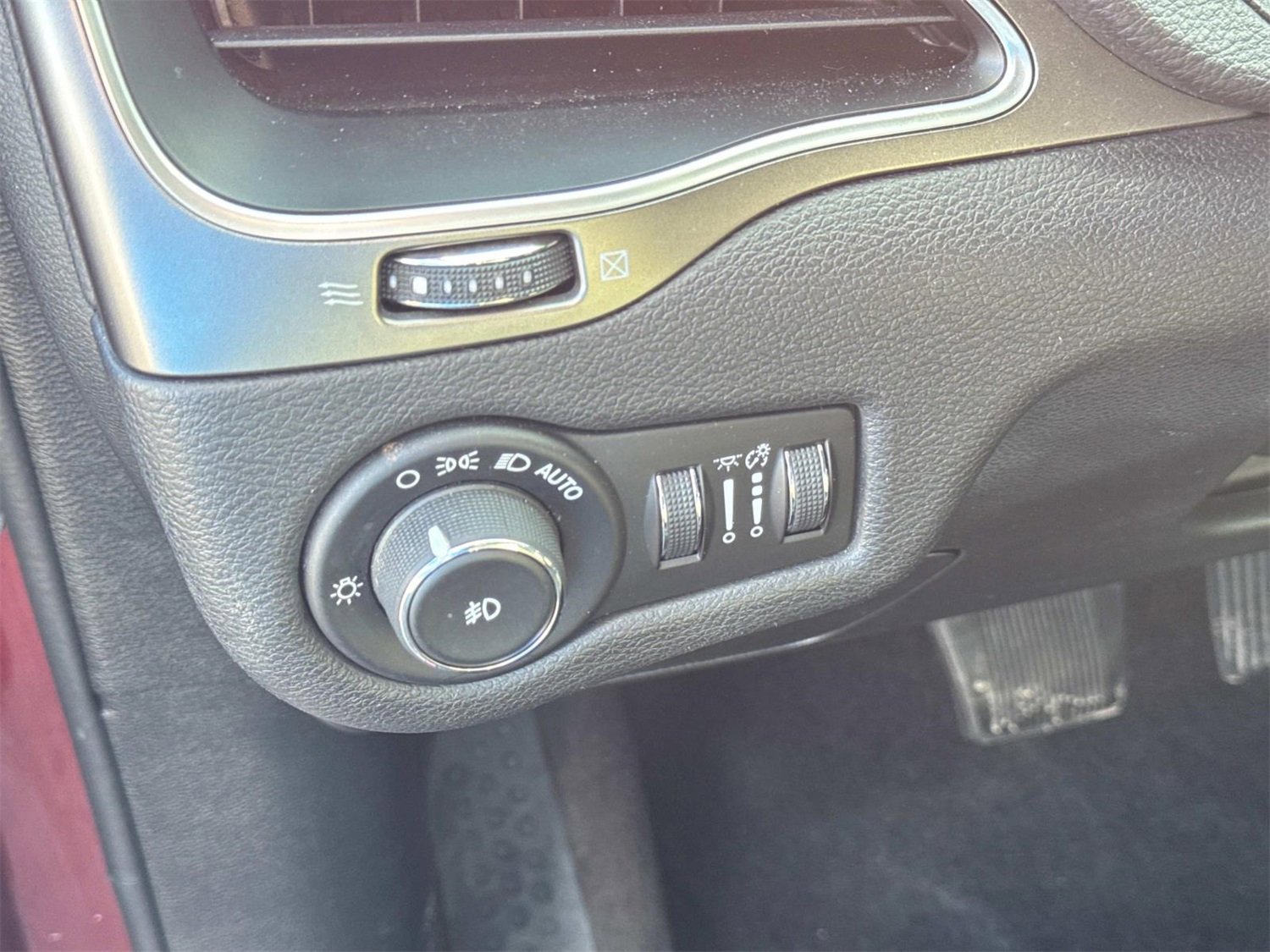 Used 2019 Jeep Cherokee Latitude Plus image 28