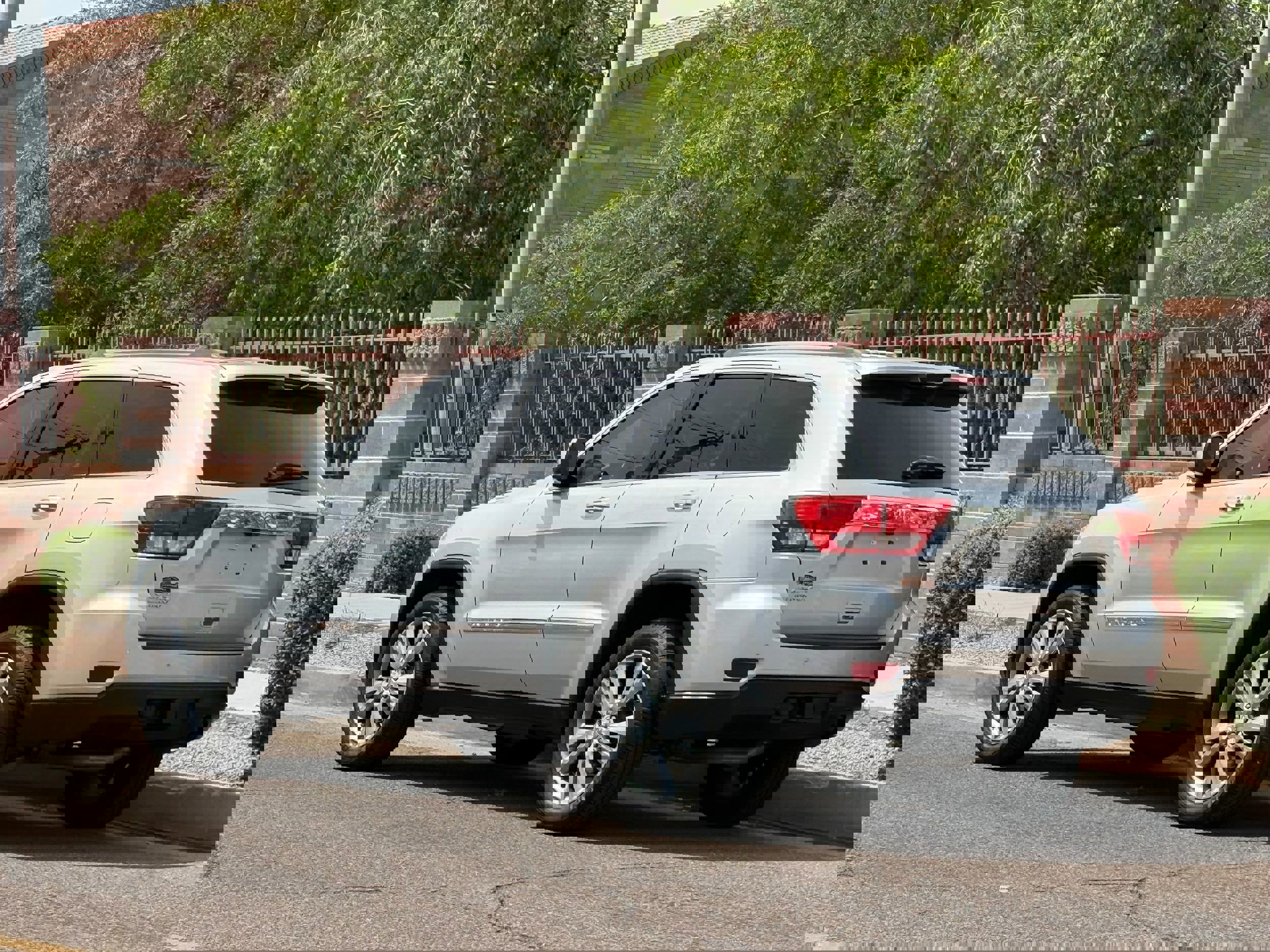 Used 2013 Jeep Grand Cherokee Laredo AWD/4WD image 4