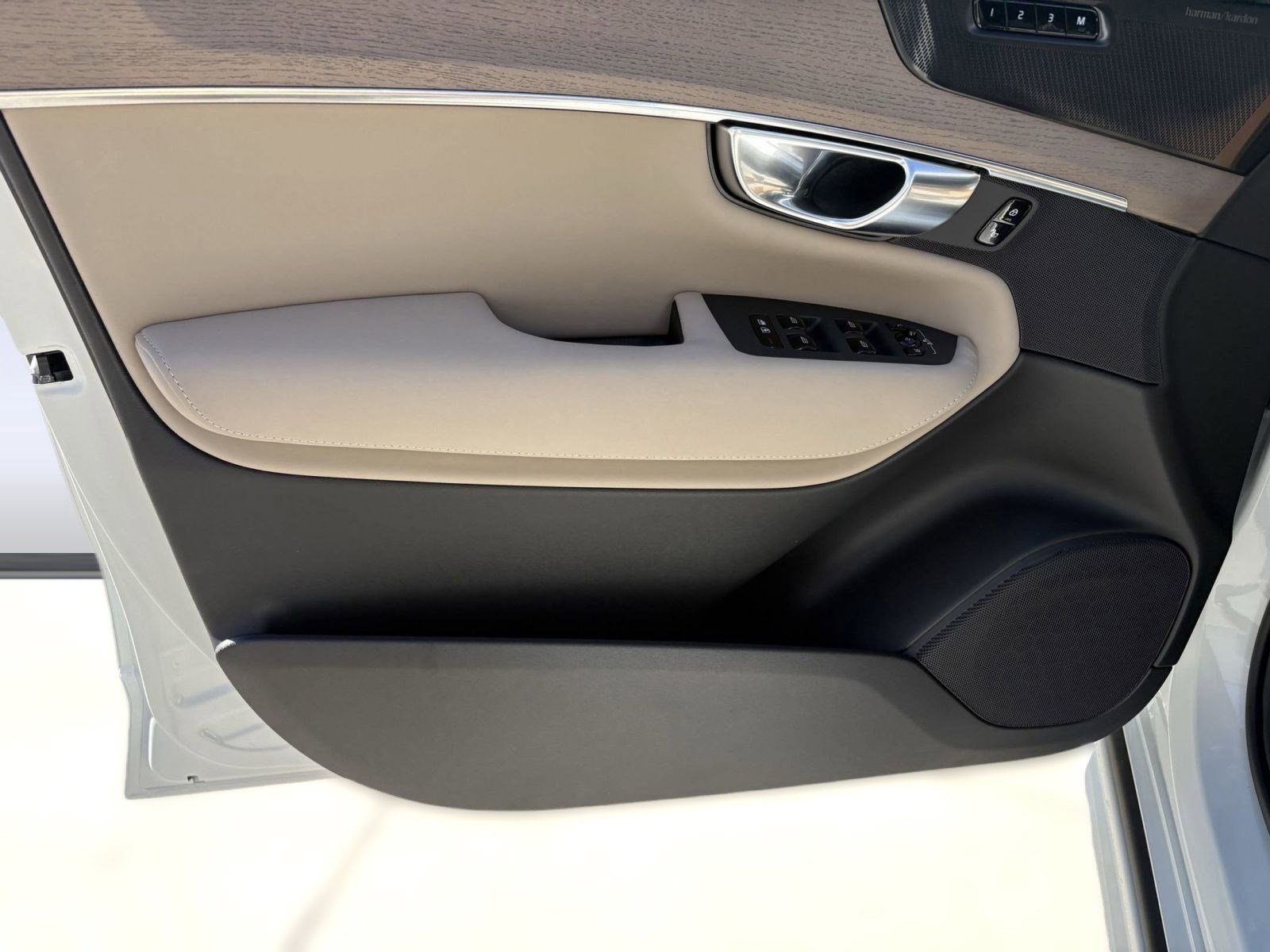 New 2026 Volvo XC90 B6 Plus w/ Protection Package Premier image 21