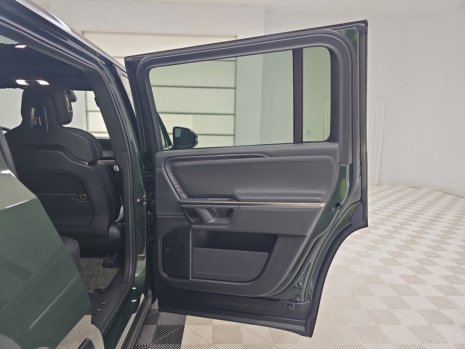 Used 2023 Rivian R1S Adventure AWD/4WD image 19