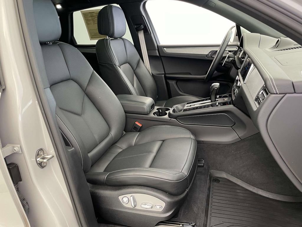 Certified 2023 Porsche Macan image 22