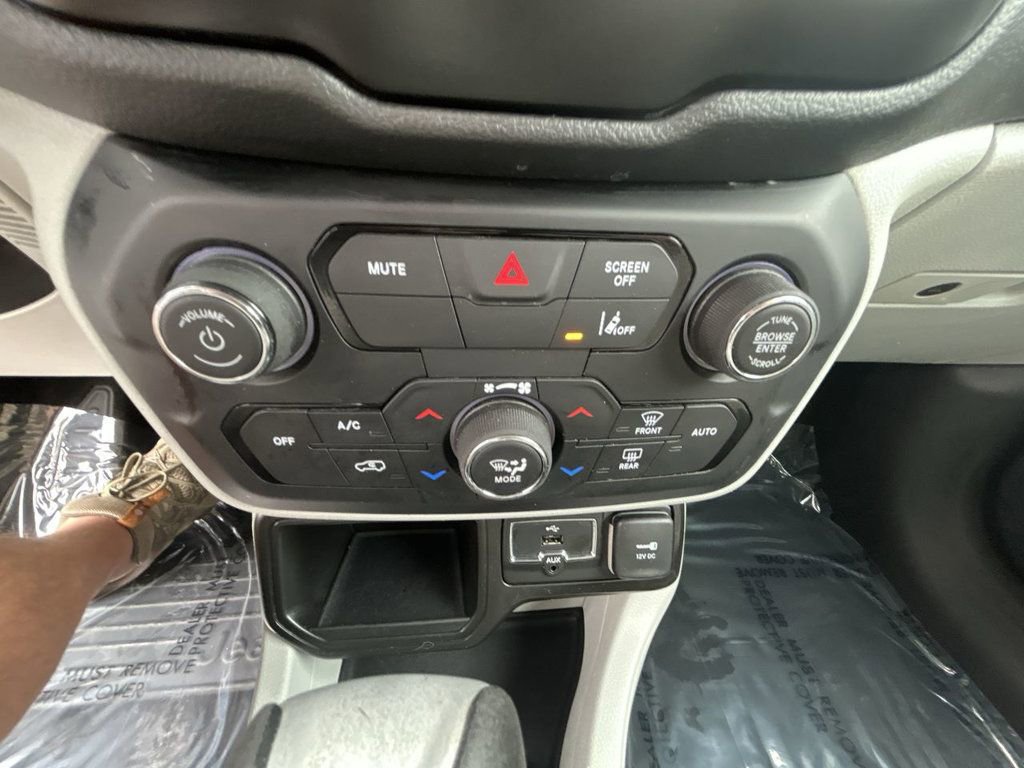 Used 2021 Jeep Renegade Latitude FWD image 19