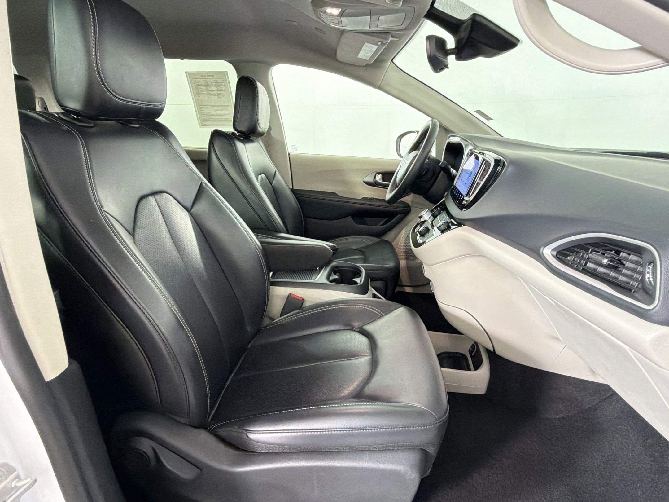 Used 2023 Chrysler Pacifica Touring-L FWD image 28