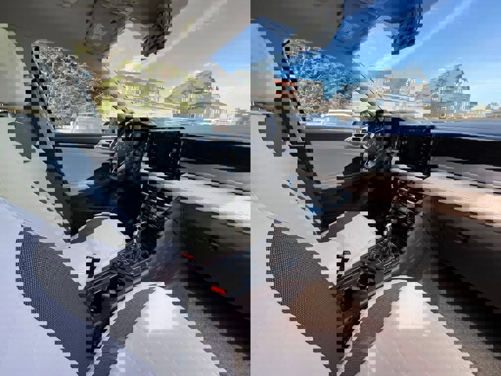 New 2025 Volkswagen Taos SE image 17