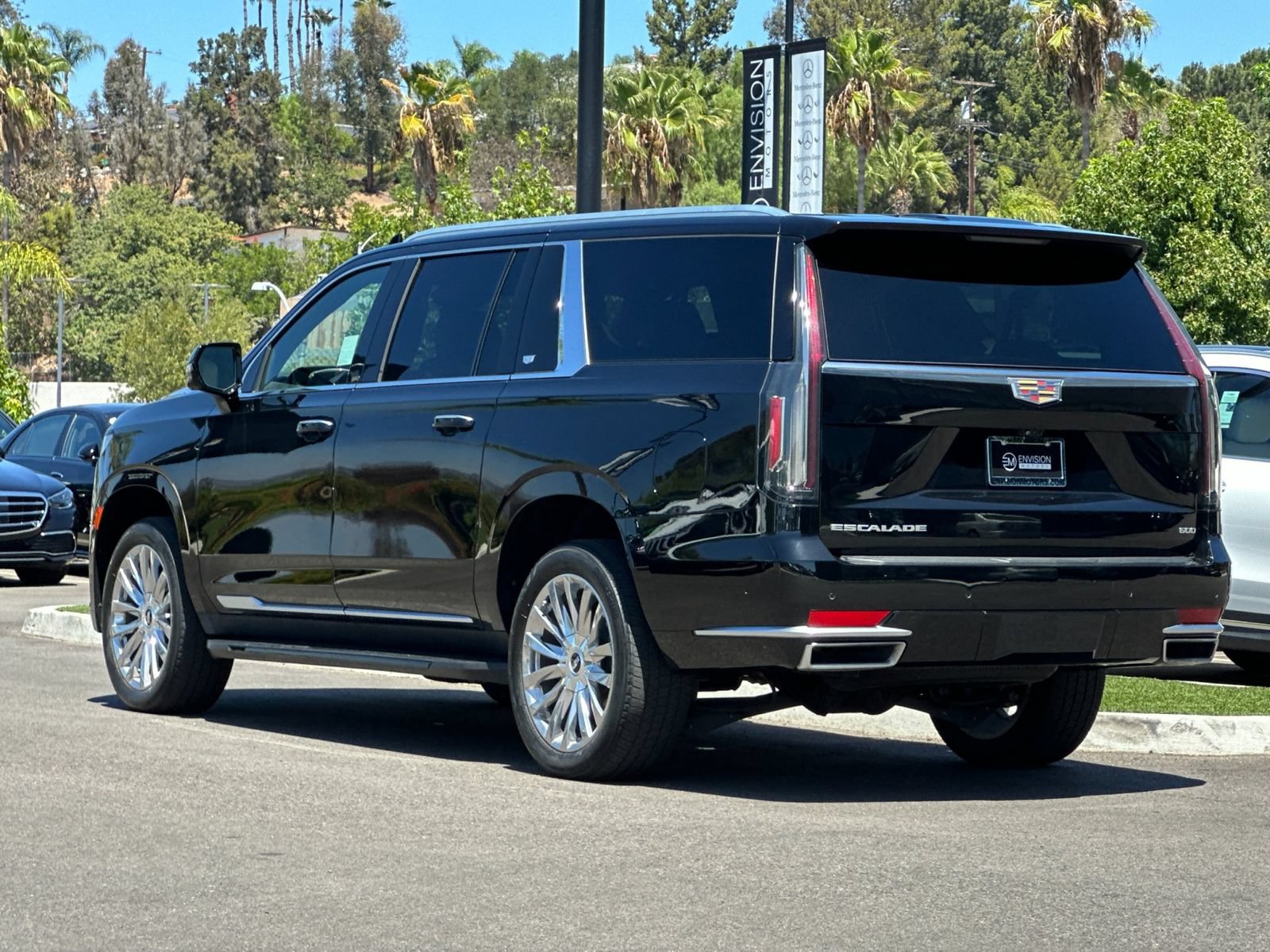 Used 2023 Cadillac Escalade ESV Premium Luxury RWD image 5