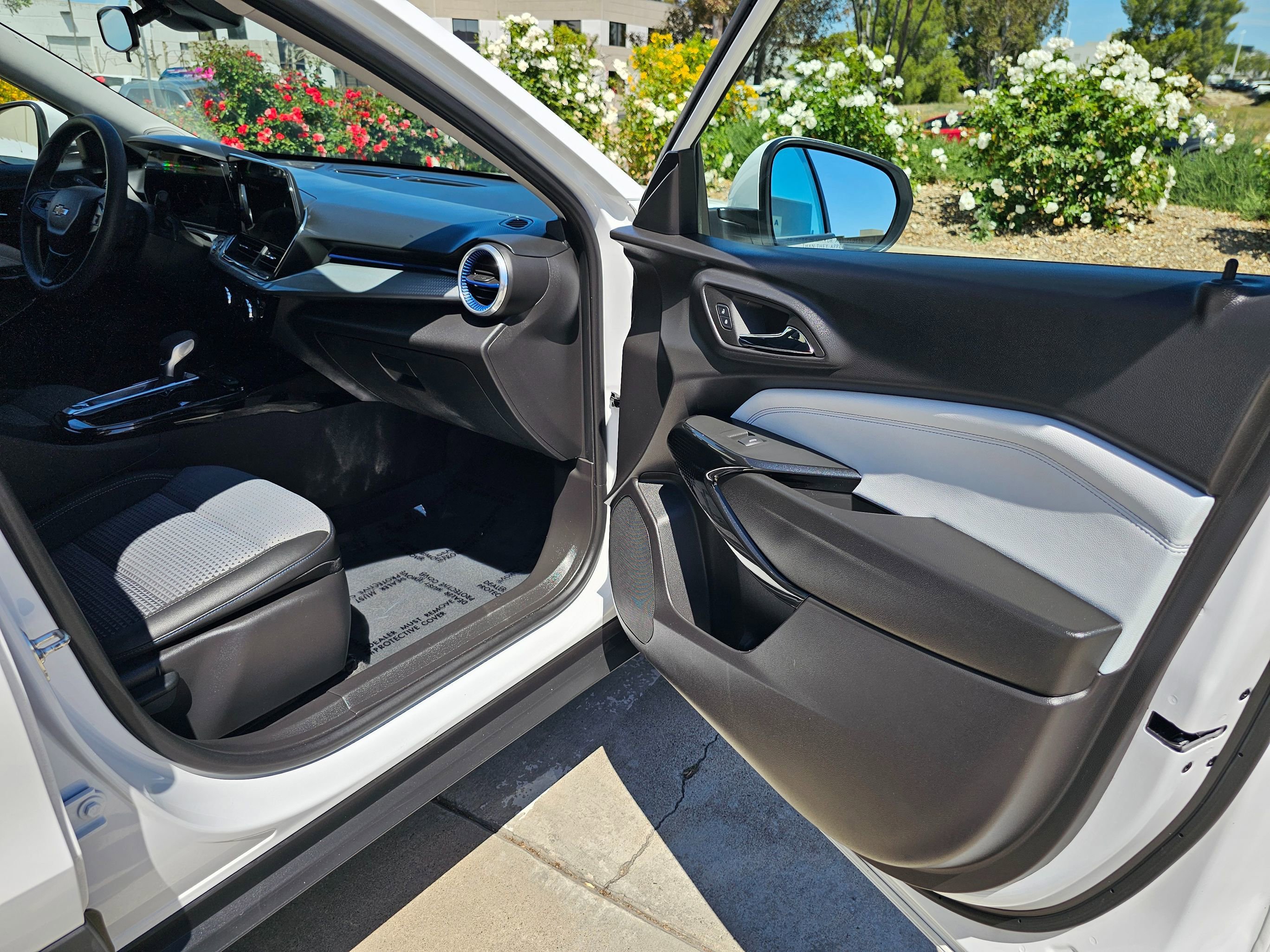 Used 2025 Chevrolet Trax LT FWD image 28