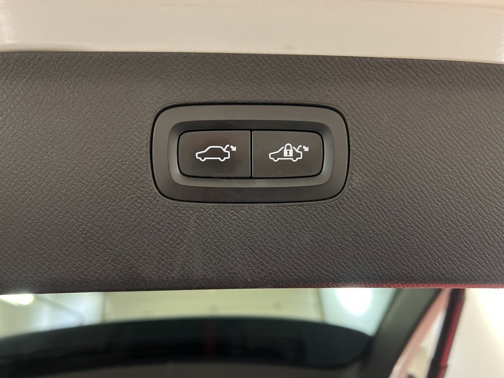 Used 2016 Volvo XC90 T6 Momentum w/ Momentum Plus Package image 32