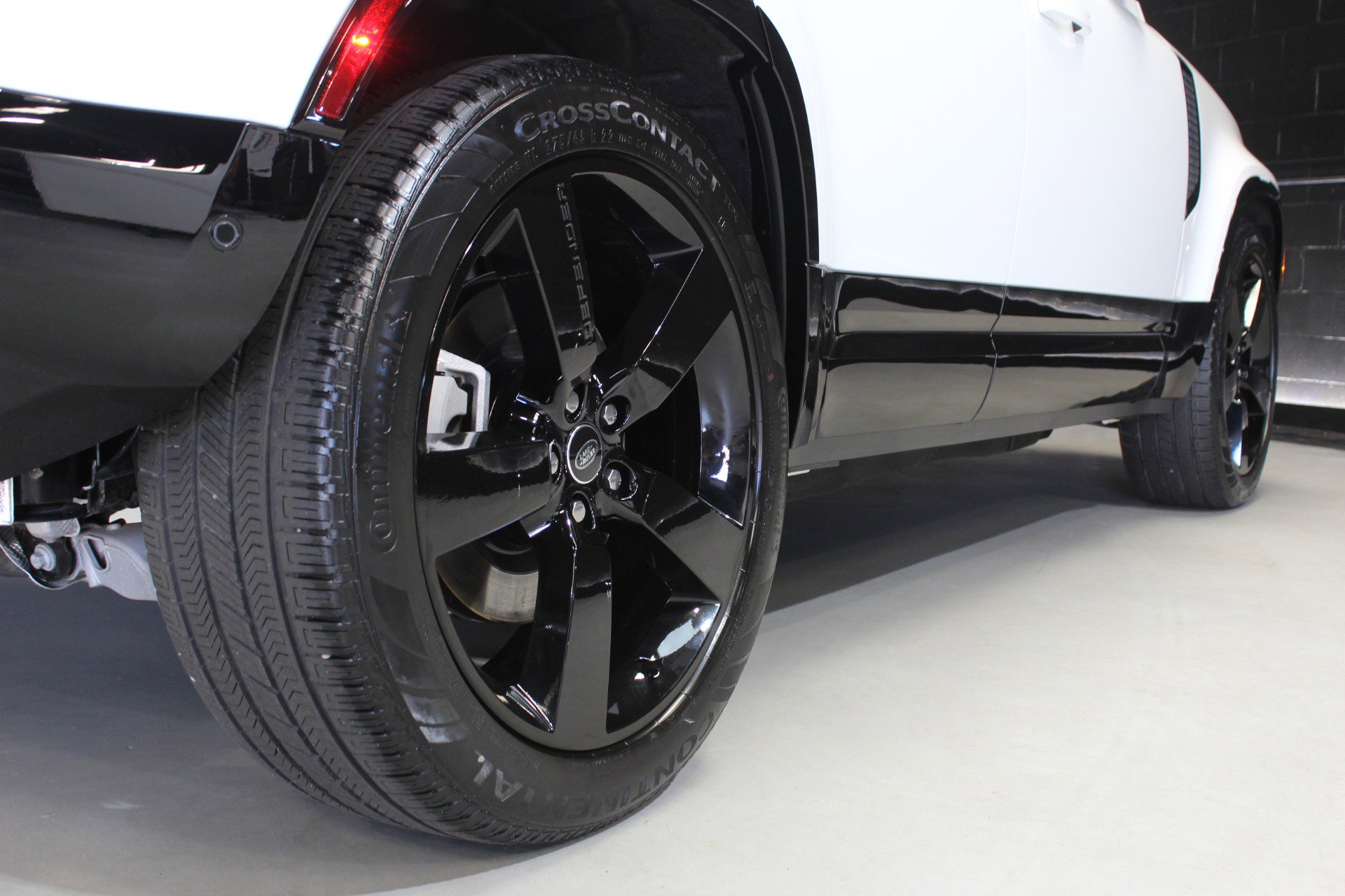 Used 2025 Land Rover Defender 110 X-Dynamic SE image 17