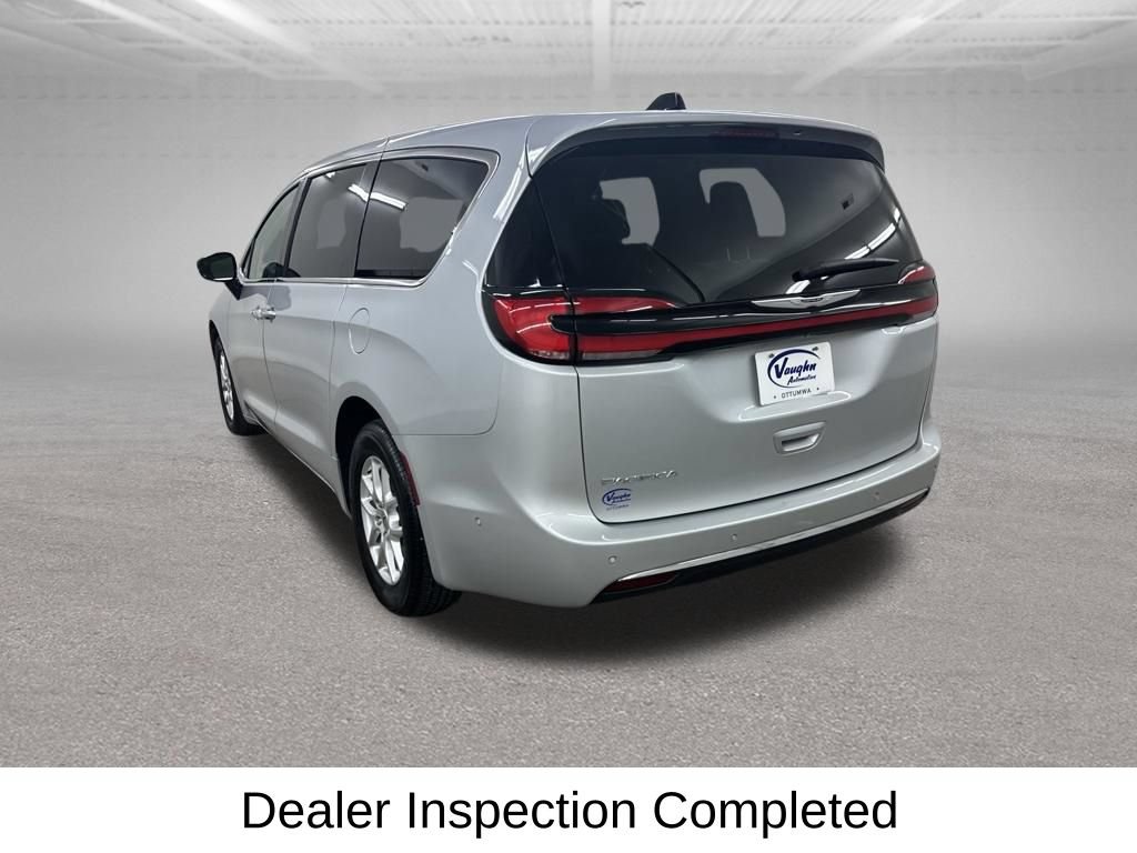 Used 2024 Chrysler Pacifica Touring-L FWD image 11