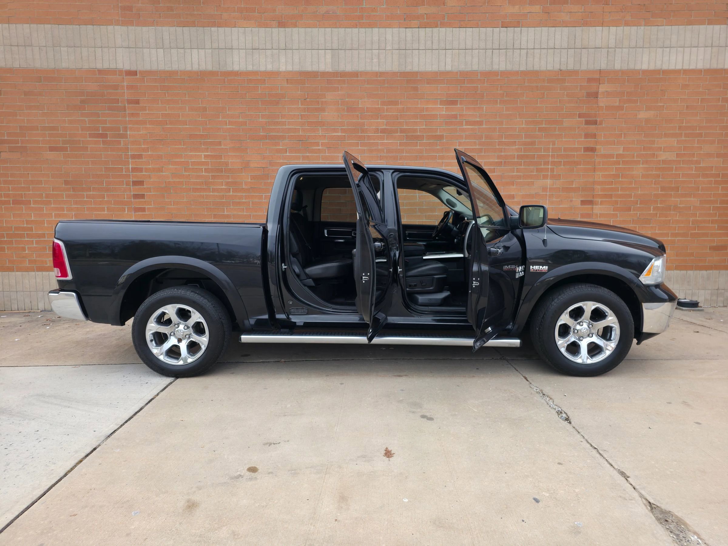 Used 2016 RAM 1500 Laramie w/ Convenience Group AWD/4WD image 5