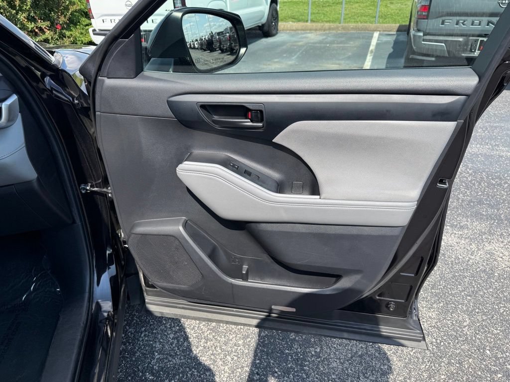 Used 2022 Toyota Highlander LE FWD image 29