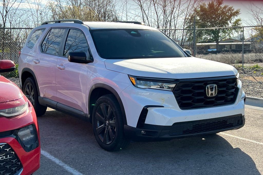 Used 2025 Honda Pilot Sport image 2