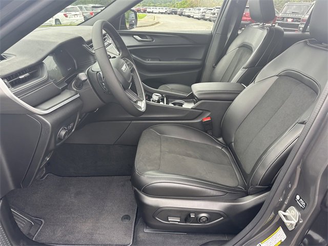 New 2025 Jeep Grand Cherokee Altitude image 8