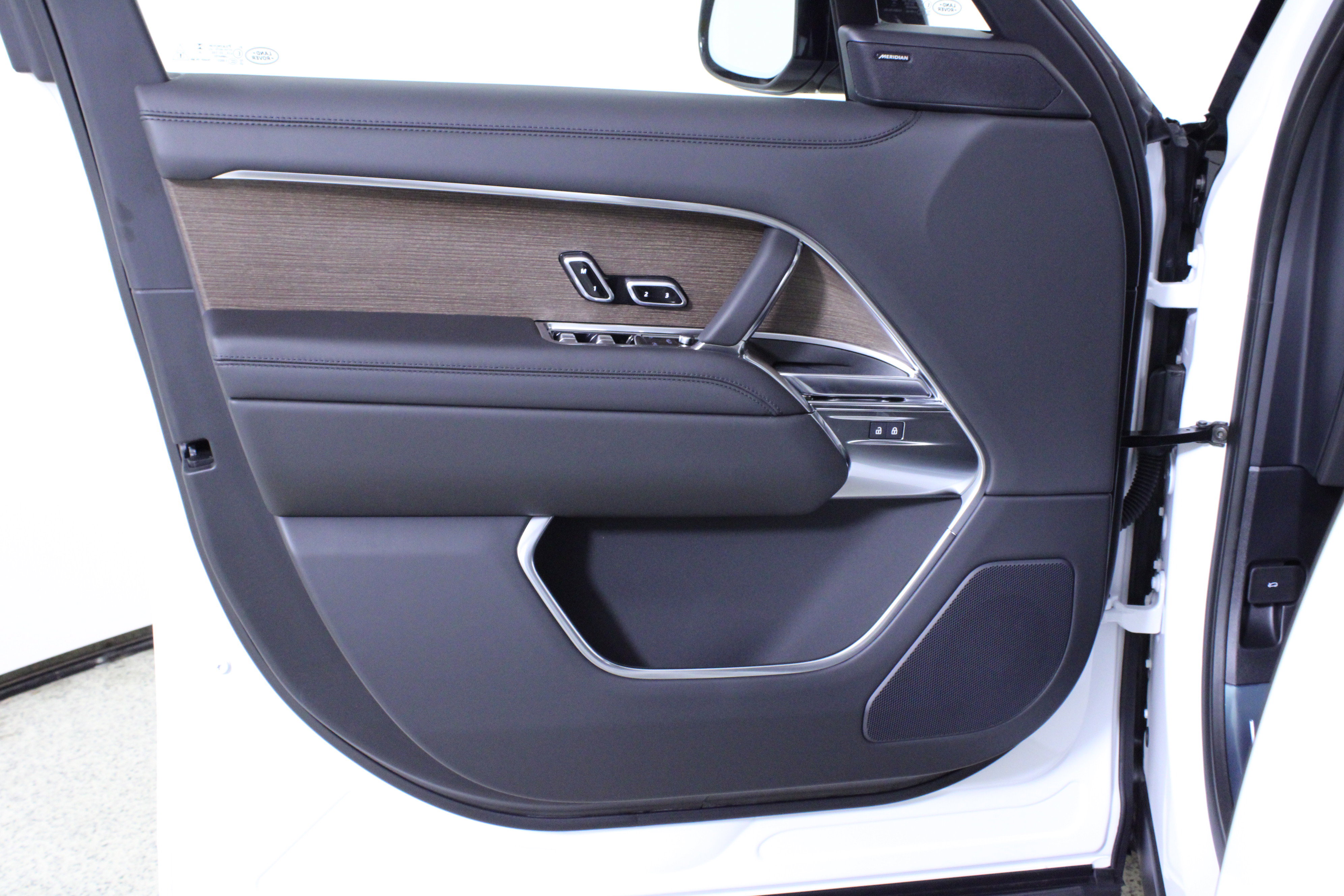 New 2026 Land Rover Range Rover SE image 15