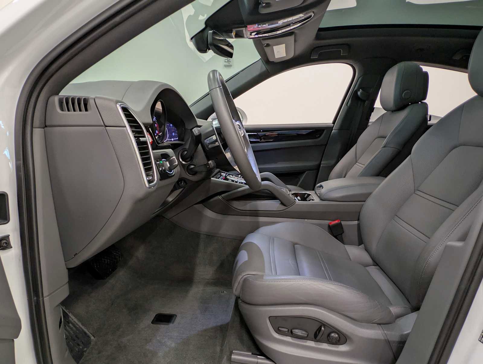 Used 2023 Porsche Cayenne Coupe image 23