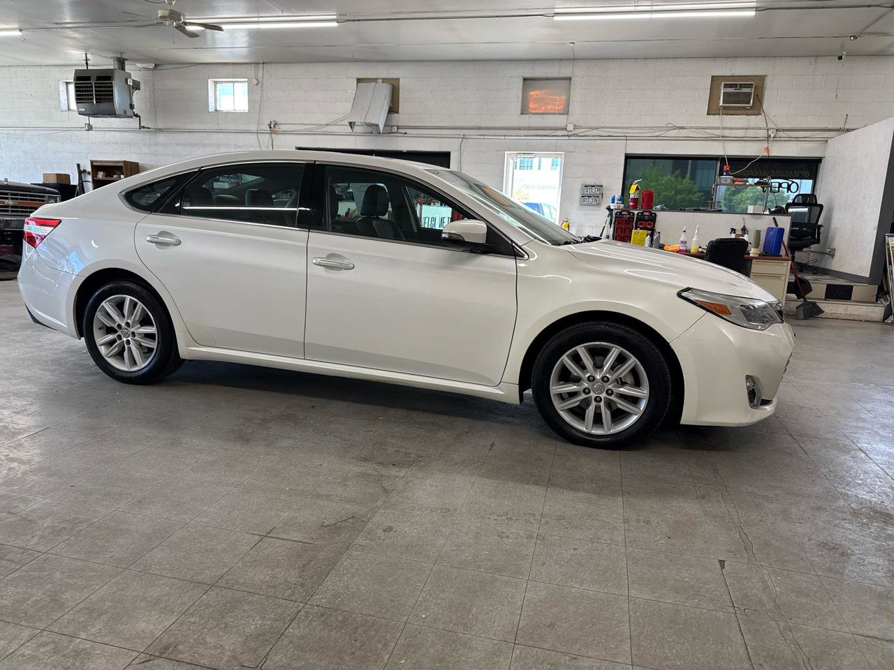 Used 2015 Toyota Avalon XLE FWD image 5
