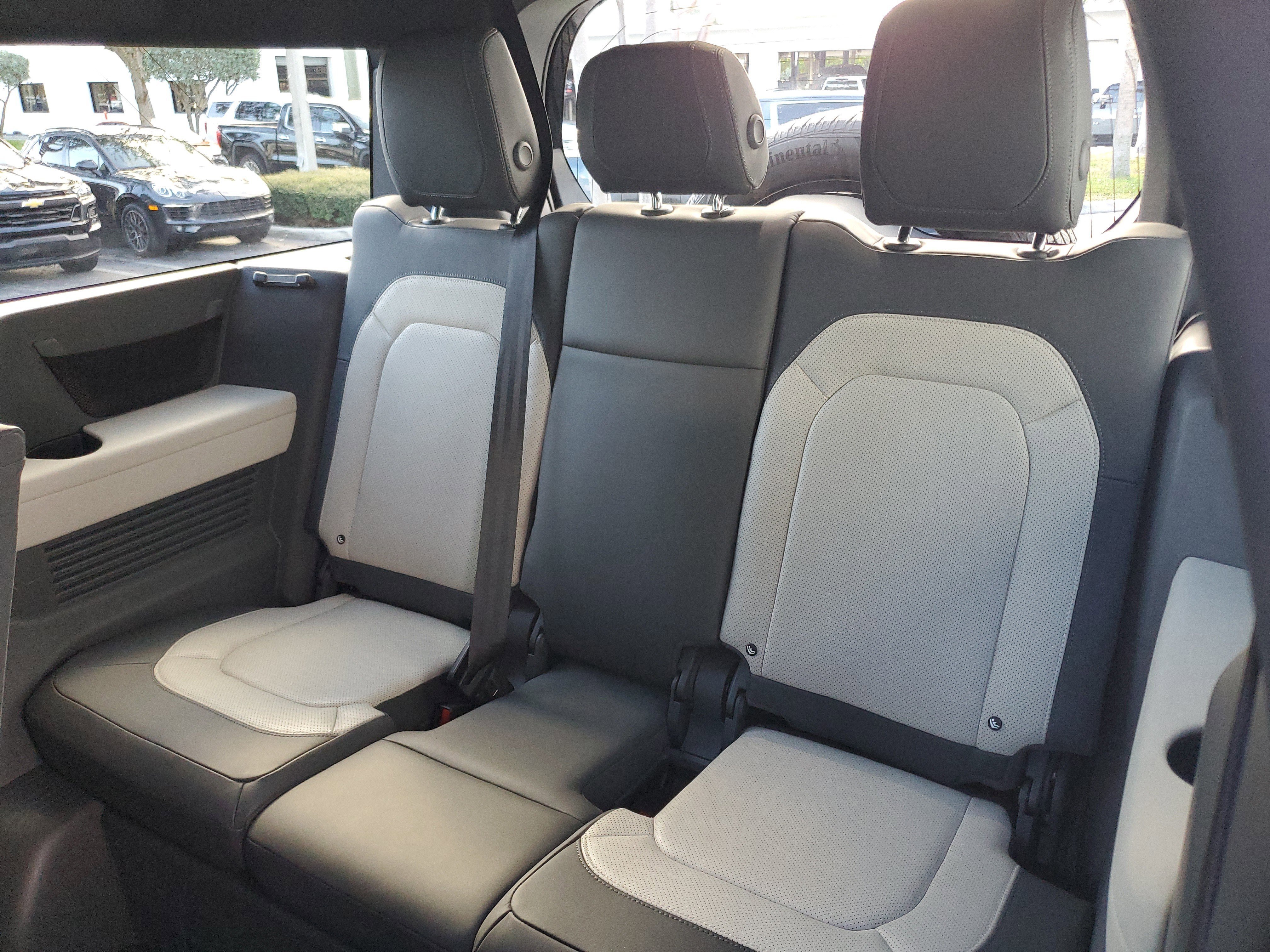 Used 2023 Land Rover Defender 130 X-Dynamic SE image 11