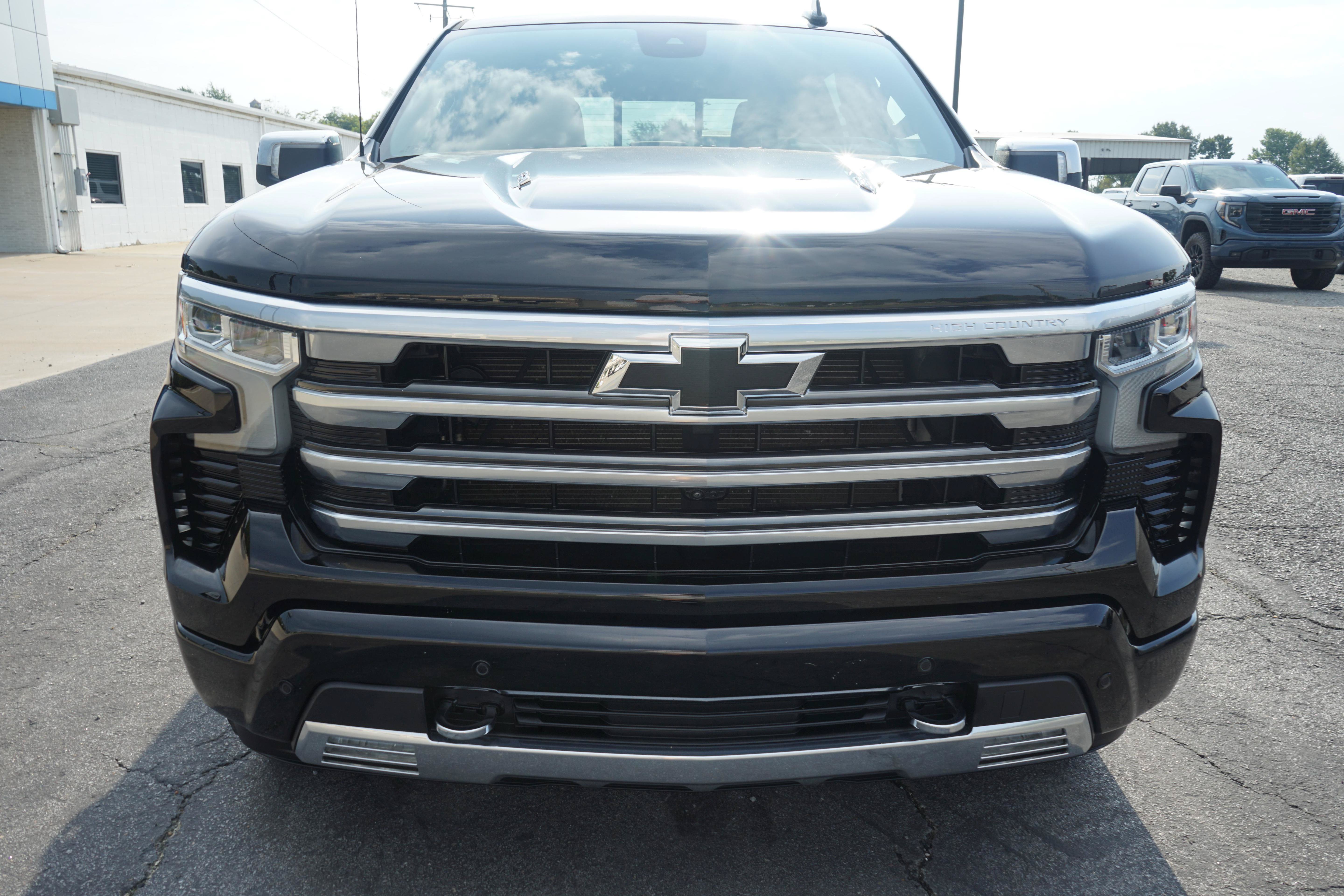 Used 2024 Chevrolet Silverado 1500 High Country w/ Technology Package AWD/4WD image 8