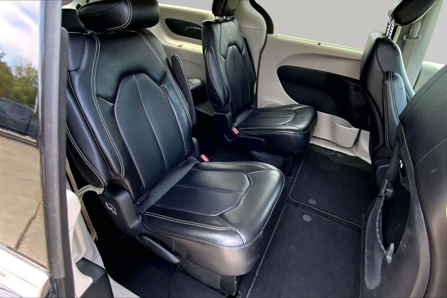 Used 2024 Chrysler Pacifica Touring-L FWD image 20