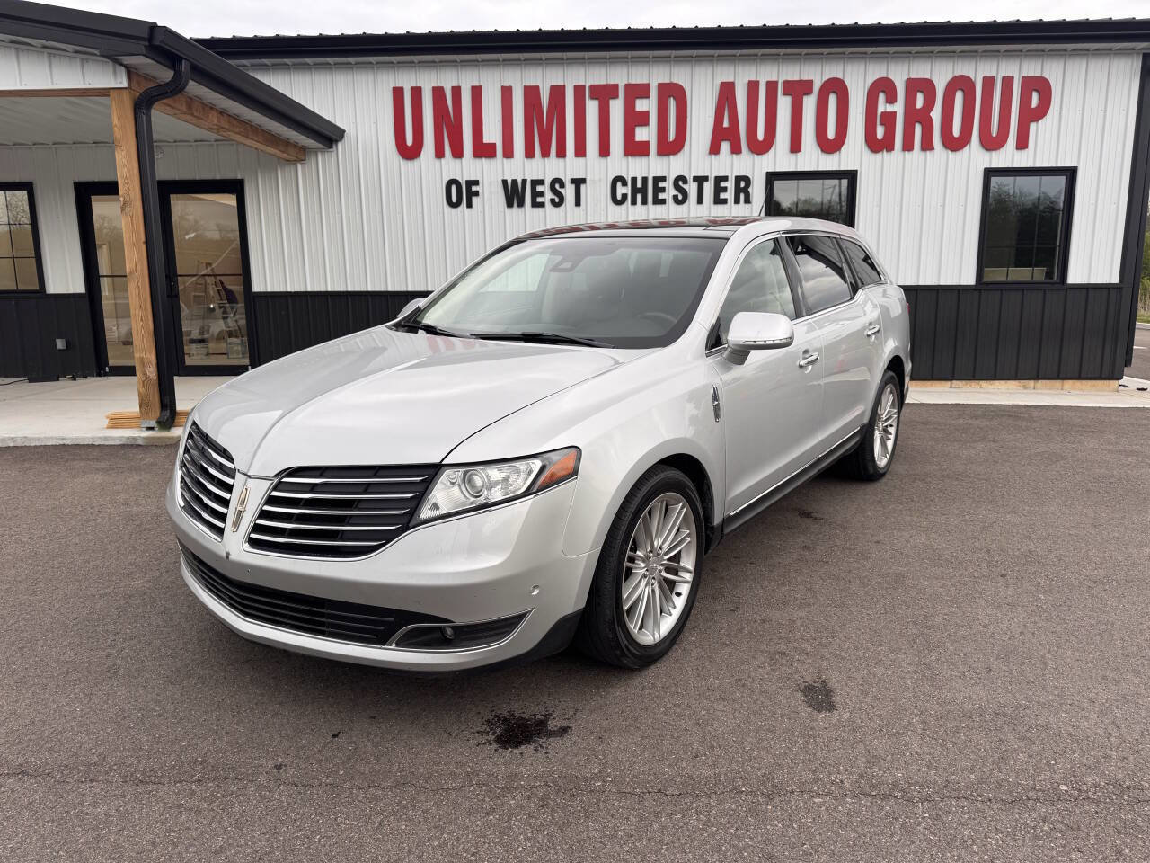 Used 2019 Lincoln MKT AWD image 1