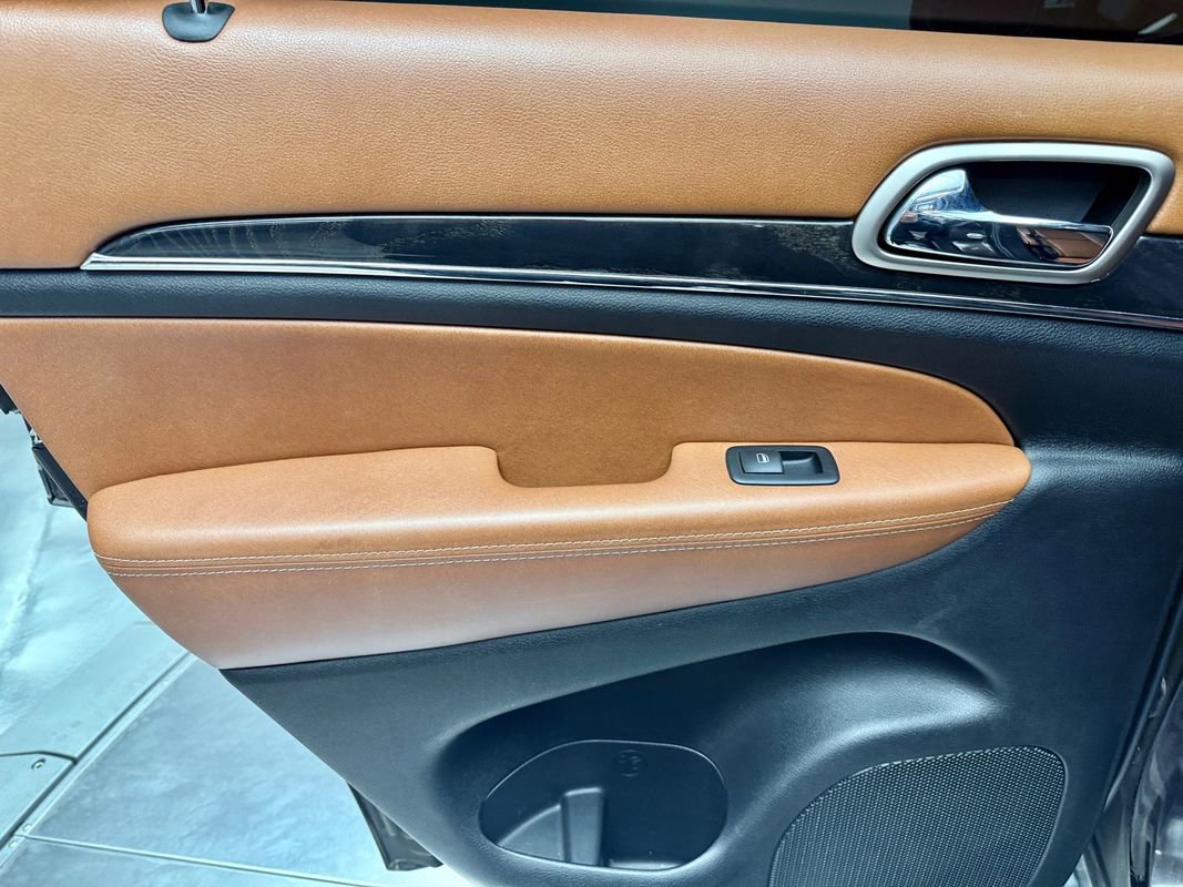 Used 2012 Jeep Grand Cherokee Overland Summit image 17