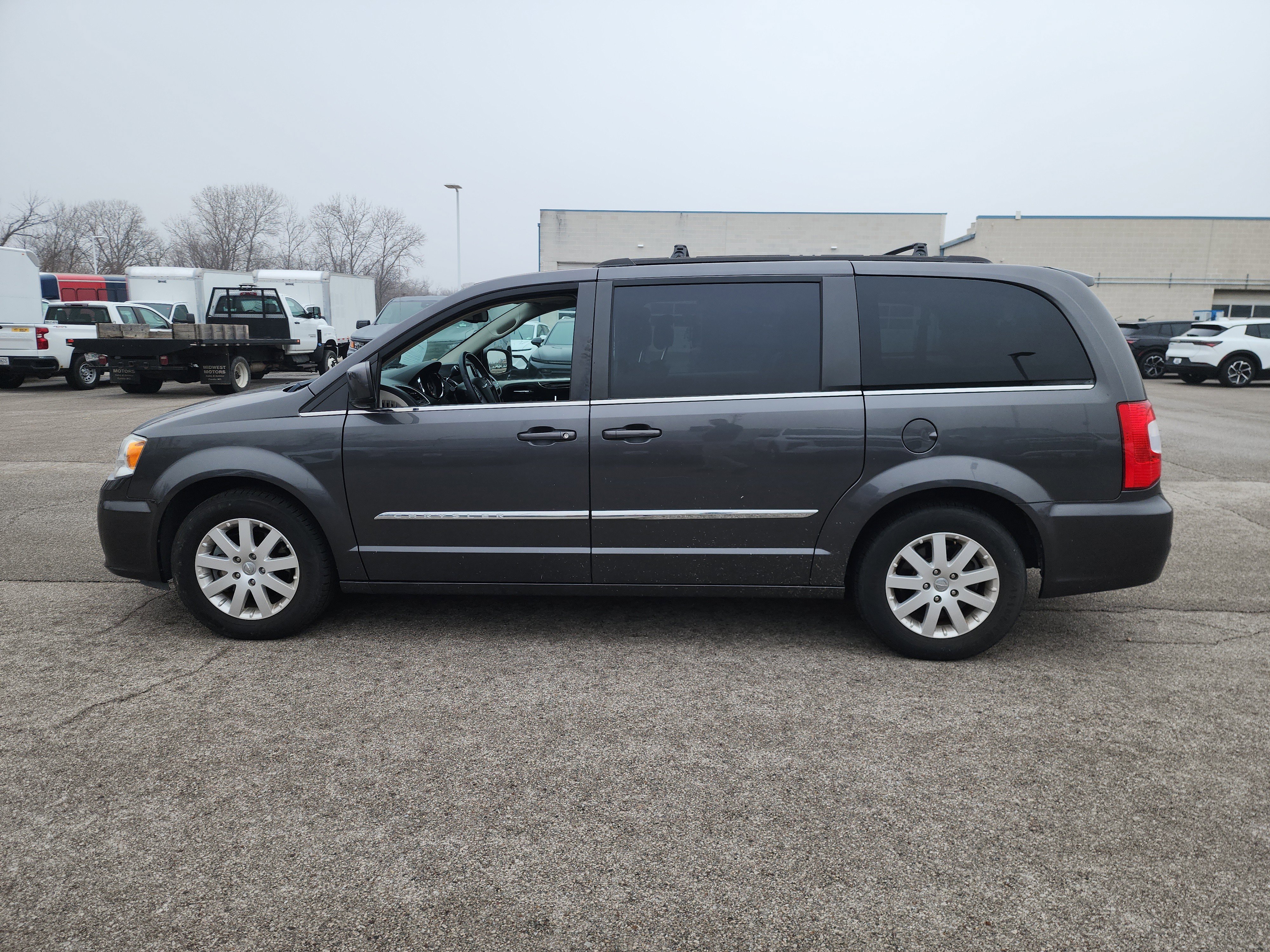 Used 2016 Chrysler Town & Country Touring image 6