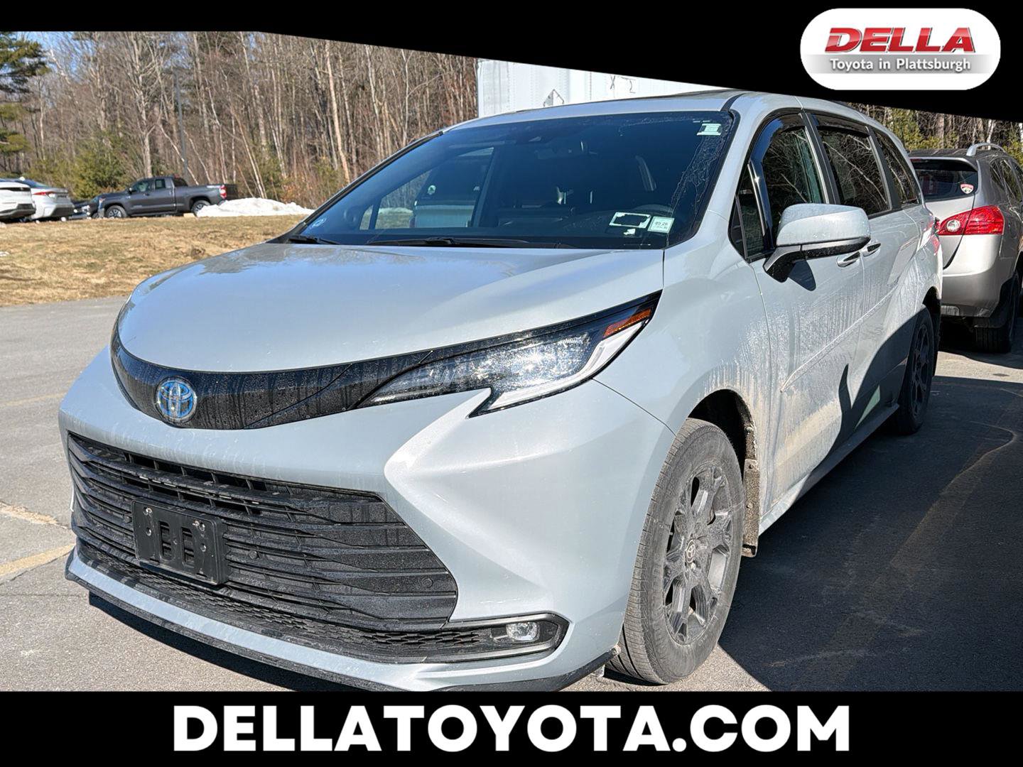 Used 2025 Toyota Sienna XLE Woodland Edition image 1