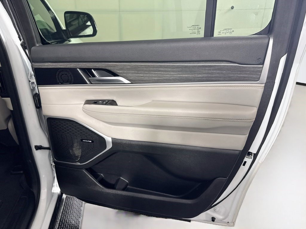 Used 2024 Jeep Wagoneer L Series II w/ Flexible Seating Group RWD image 27