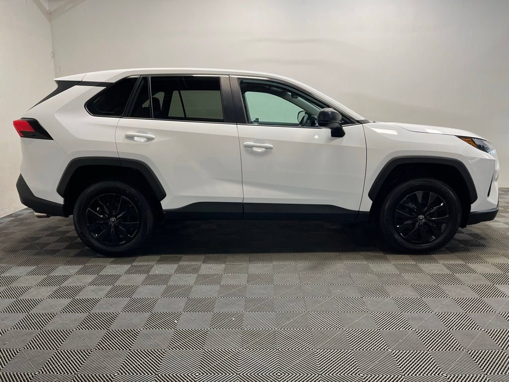 Used 2023 Toyota RAV4 LE AWD/4WD image 4