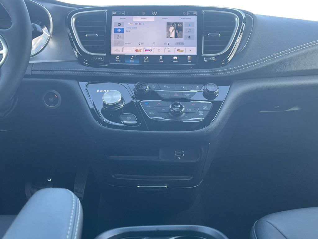 New 2026 Chrysler Pacifica Select FWD image 3