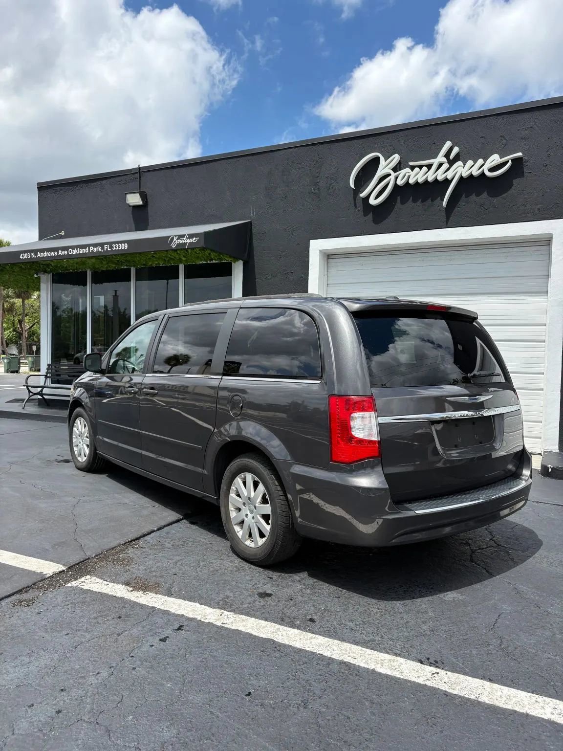 Used 2015 Chrysler Town & Country LX image 3