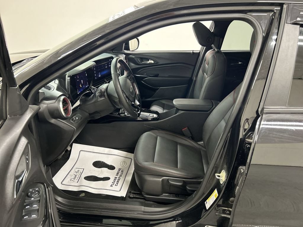 Used 2025 Chevrolet Trax RS w/ Sunroof Package FWD image 9