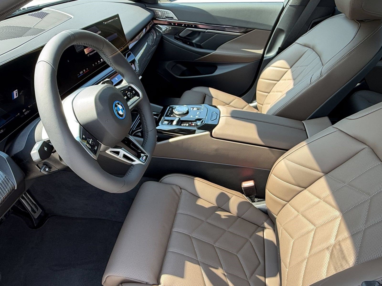 New 2027 BMW 550e xDrive AWD/4WD image 4