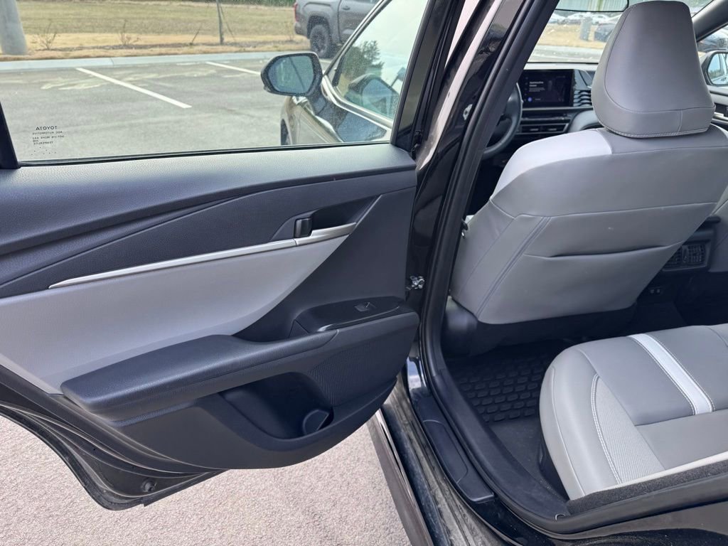 Used 2025 Toyota Camry SE FWD image 30