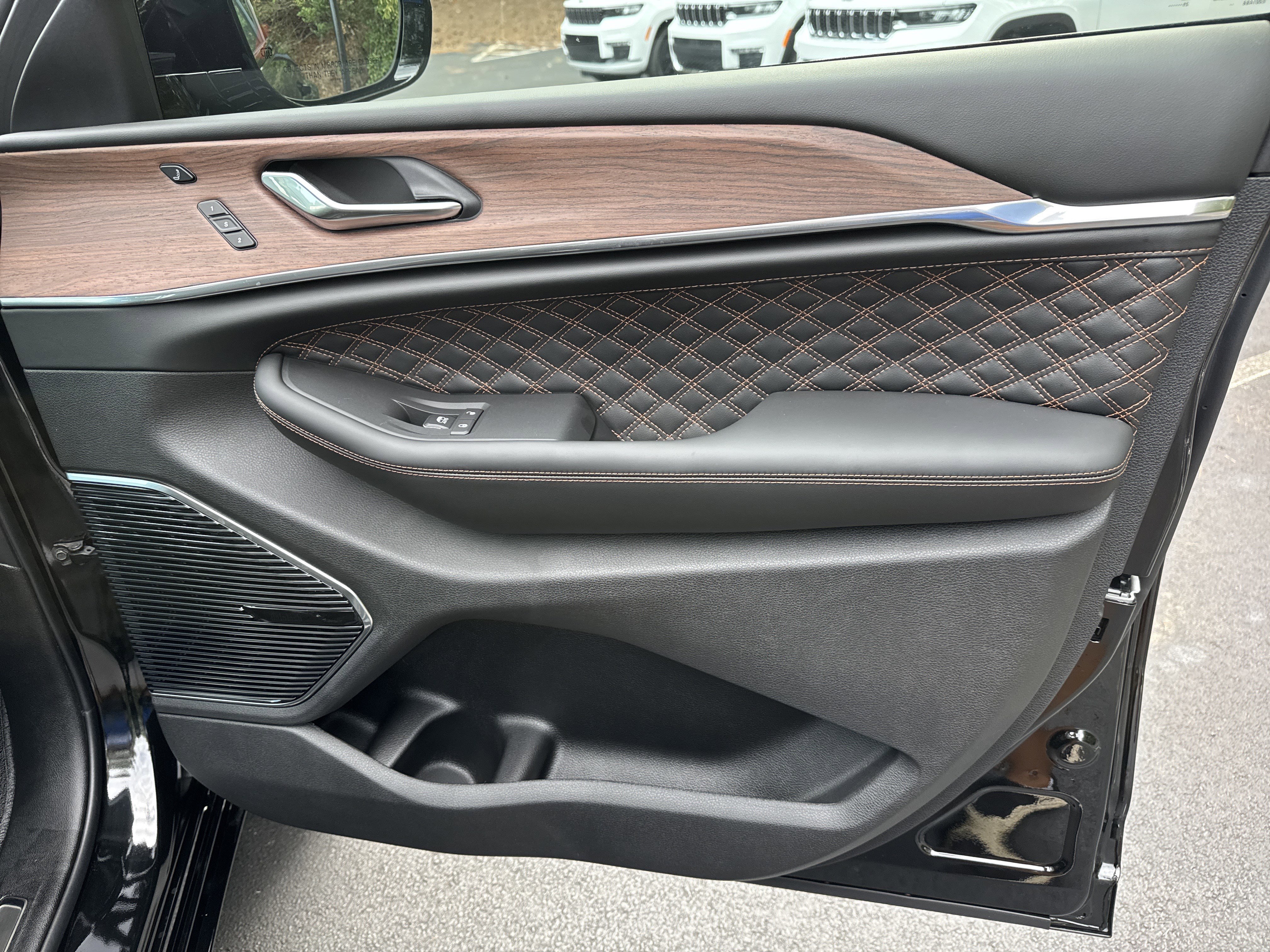 New 2025 Jeep Grand Cherokee L Summit w/ Obsidian Package image 19