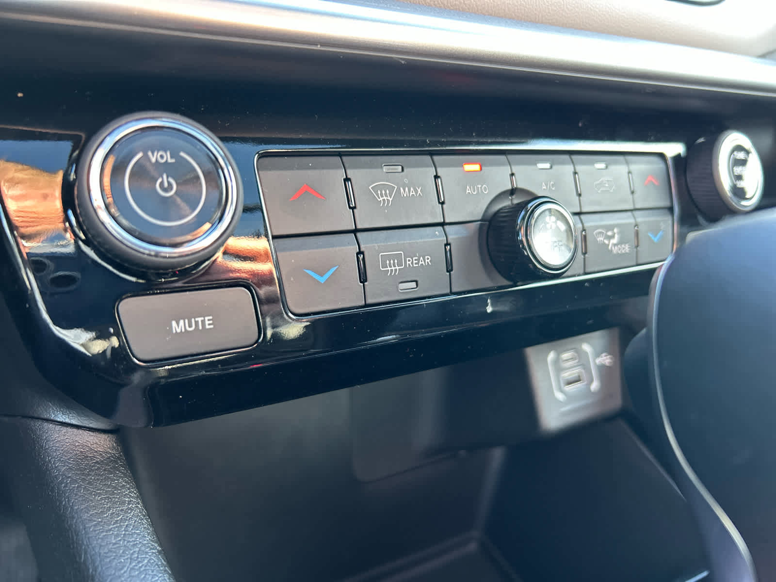 Used 2025 Jeep Compass Limited w/ Sun & Sound Group image 39