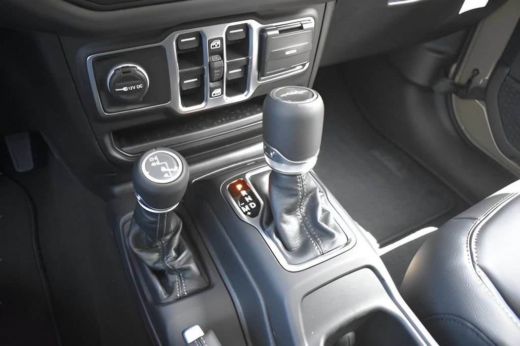 Used 2025 Jeep Gladiator Sport AWD/4WD image 23