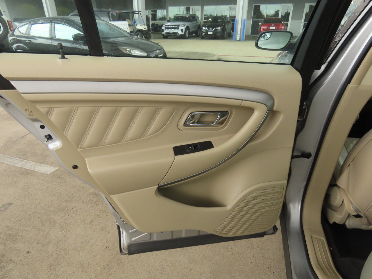 Used 2017 Ford Taurus SE FWD image 18