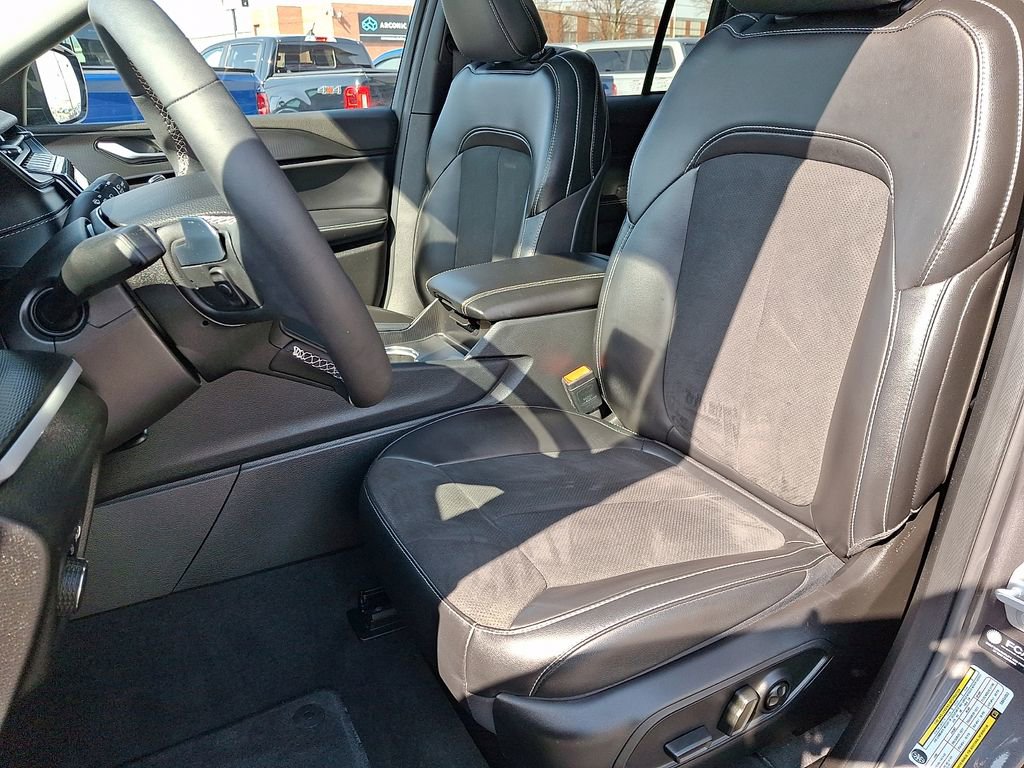 Used 2025 Jeep Grand Cherokee Altitude image 16