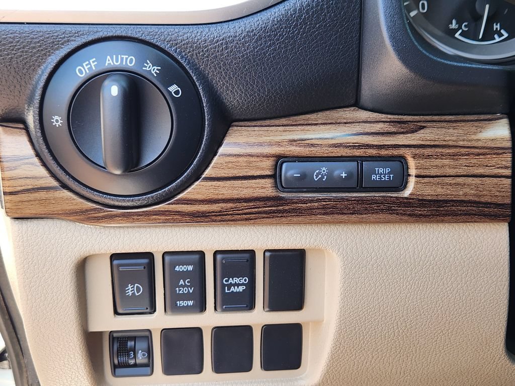 Used 2018 Nissan Titan SL w/ Chrome Package AWD/4WD image 13