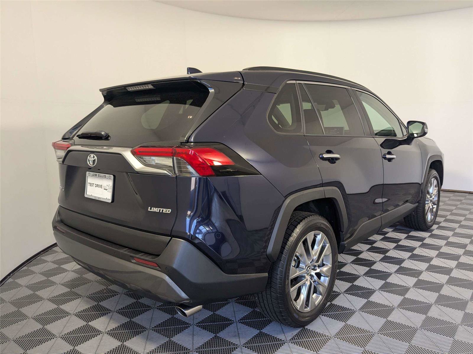 Used 2020 Toyota RAV4 Limited FWD image 6