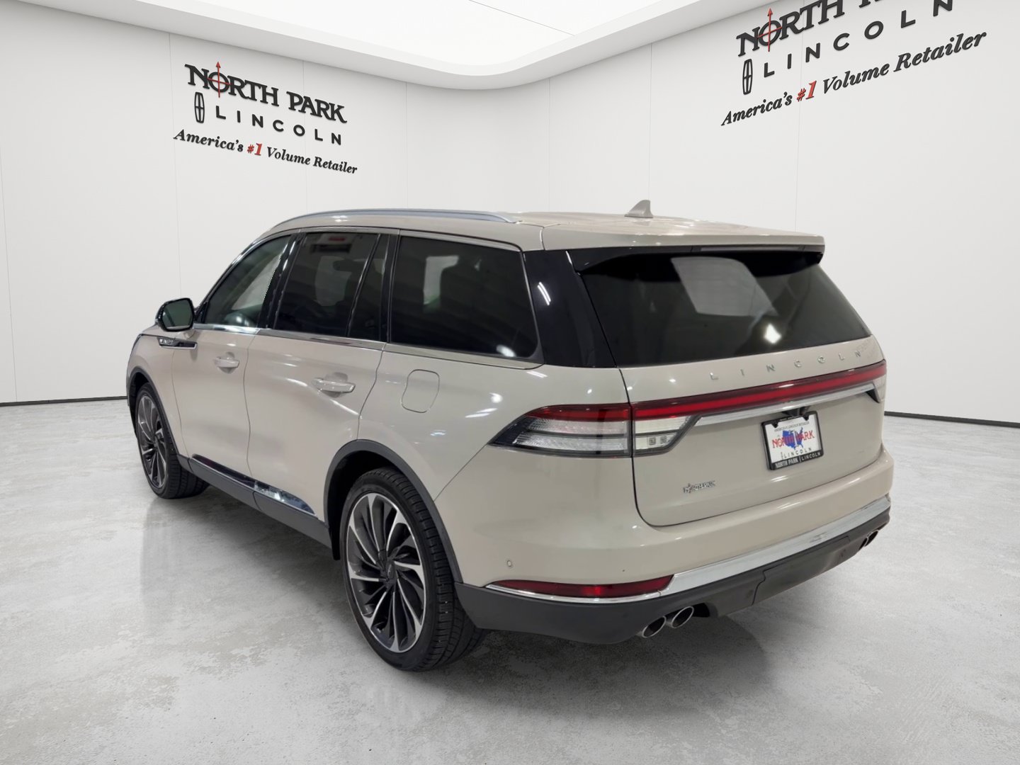 Used 2020 Lincoln Aviator Reserve w/ Equipment Group 202A AWD/4WD image 3
