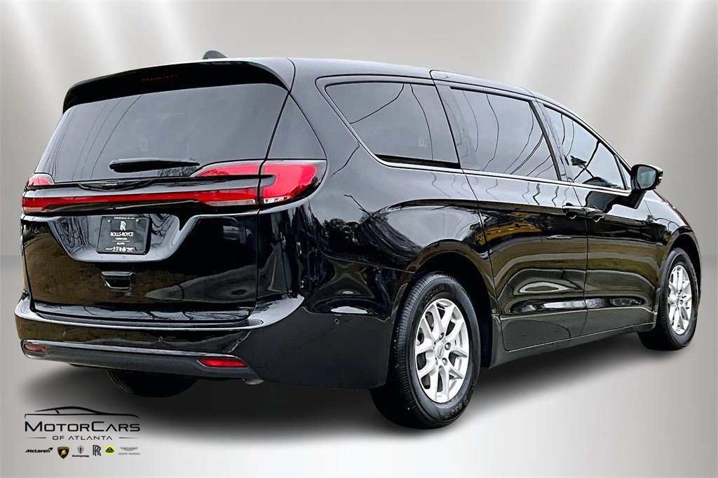 Used 2025 Chrysler Pacifica Select image 12